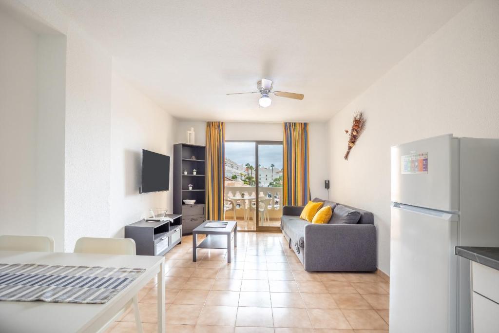 TV a/nebo společenská místnost v ubytování Castle Harbour Matthew's Flat Los Cristianos by LoveTenerife
