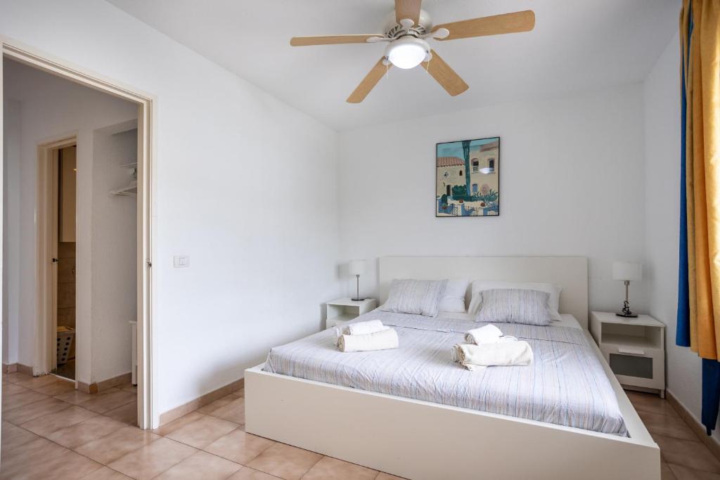 Postel nebo postele na pokoji v ubytování Castle Harbour Matthew's Flat Los Cristianos by LoveTenerife