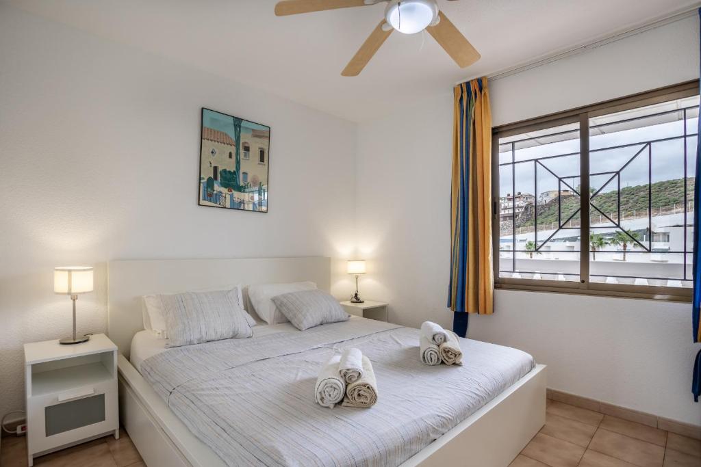 Postel nebo postele na pokoji v ubytování Castle Harbour Matthew's Flat Los Cristianos by LoveTenerife