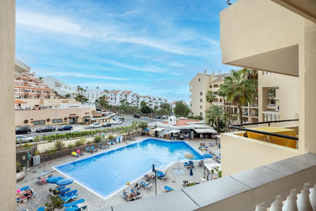 Bazén v ubytování Castle Harbour Matthew's Flat Los Cristianos by LoveTenerife nebo v jeho okolí