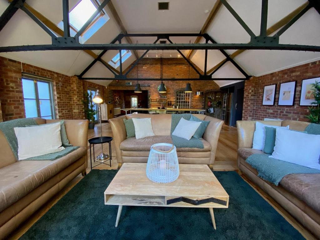 uma sala de estar com sofás e uma mesa em Stunning 3BD Character House near Coleshill em Birmingham