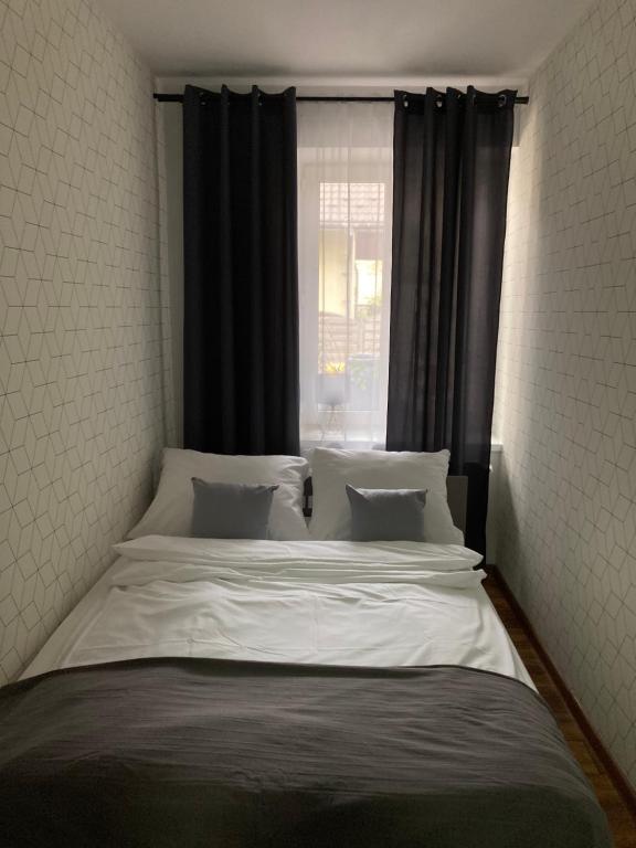 1 cama grande en un dormitorio con ventana en Apartament loft Krzeszowice centrum, en Krzeszowice