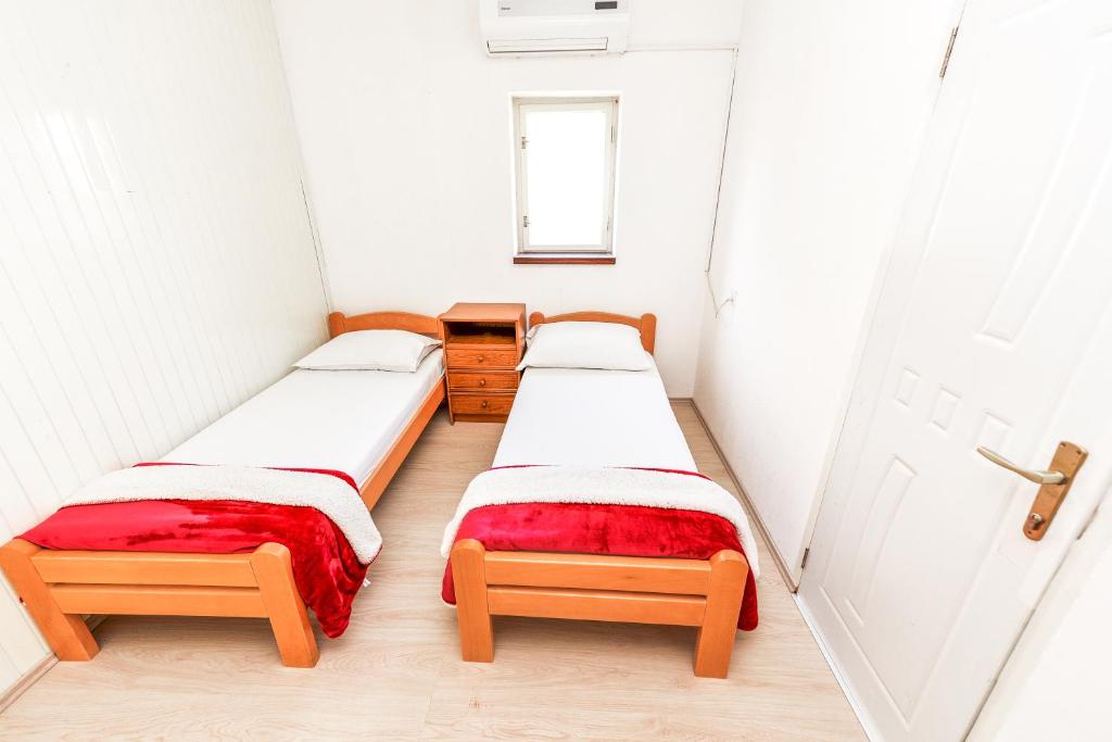 Postel nebo postele na pokoji v ubytování Apartments Brezovka