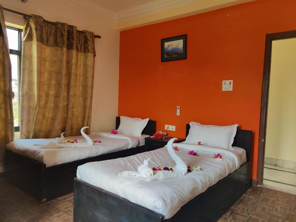 Postel nebo postele na pokoji v ubytování Gateway Himalaya Resort