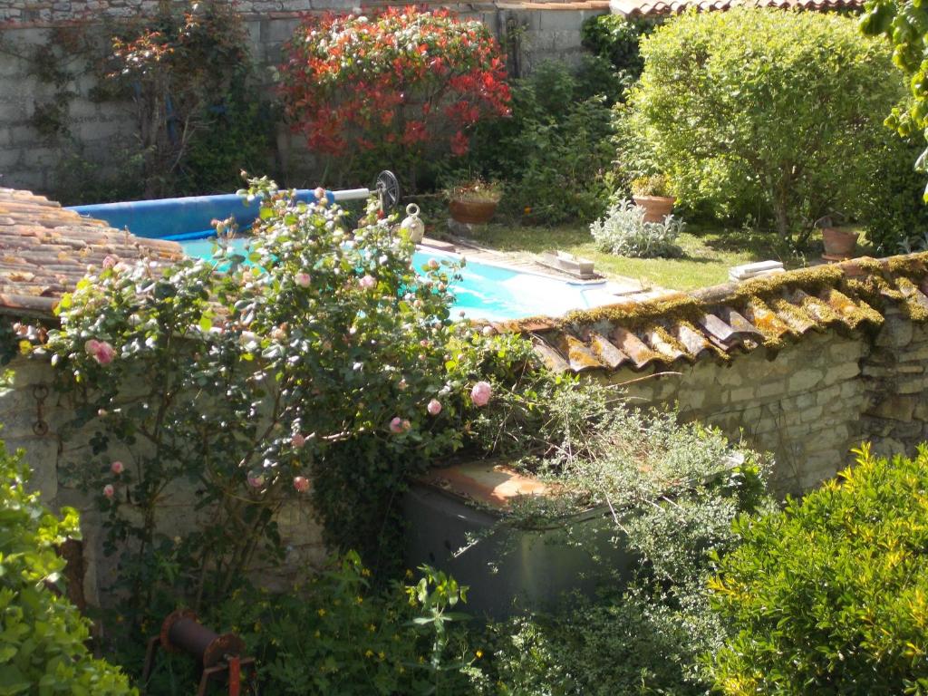 Swimming pool sa o malapit sa A L&#39;Antan - La Ferme D&#39;Octave