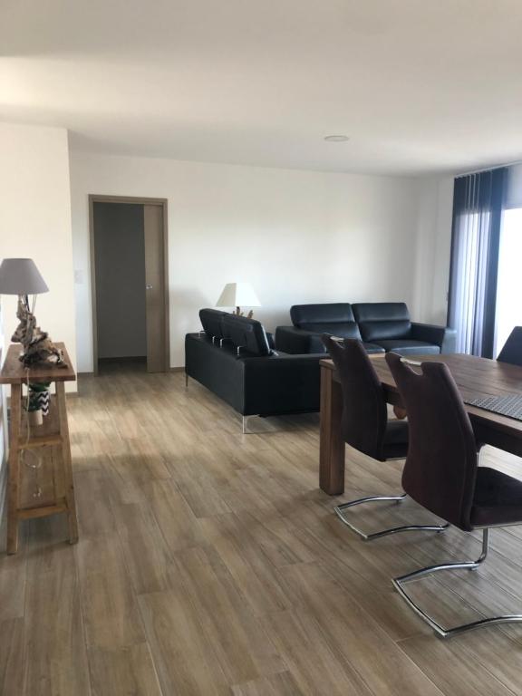 ein Wohnzimmer mit einem Sofa und einem Tisch in der Unterkunft Mare e Monti in Aléria