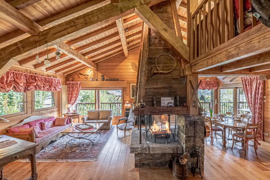 uma sala de estar com lareira num chalé de madeira em Chalet Eole em Chamonix-Mont-Blanc