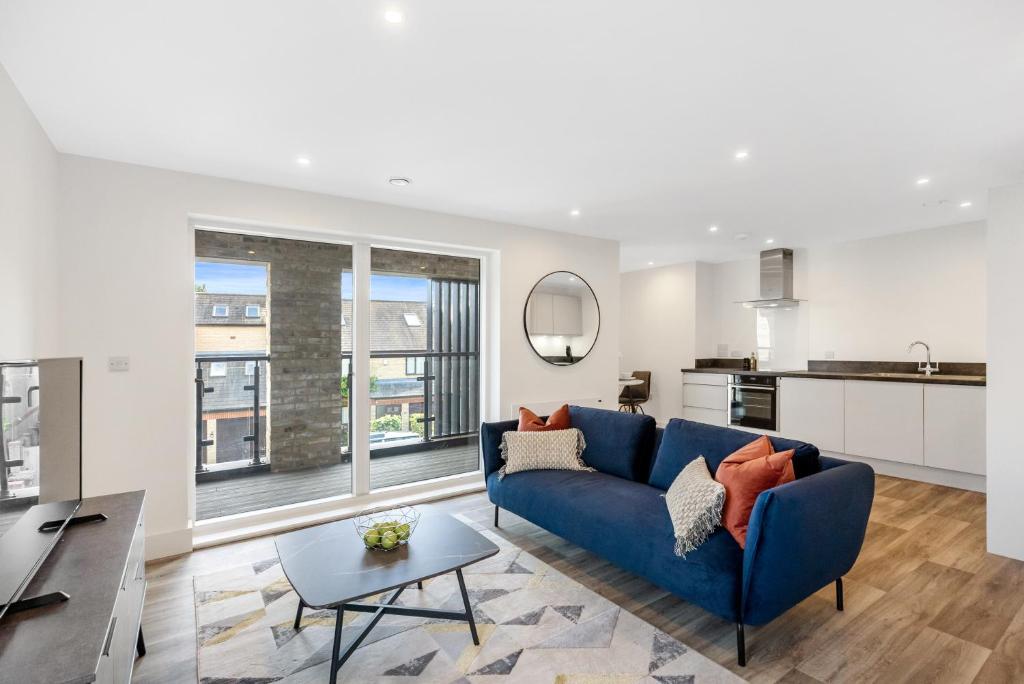 劍橋的住宿－Tailored Stays - Water Street Apartments，客厅配有蓝色的沙发和桌子