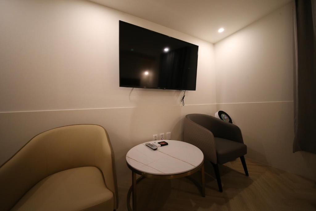 TV a/nebo společenská místnost v ubytování 25 Hotel