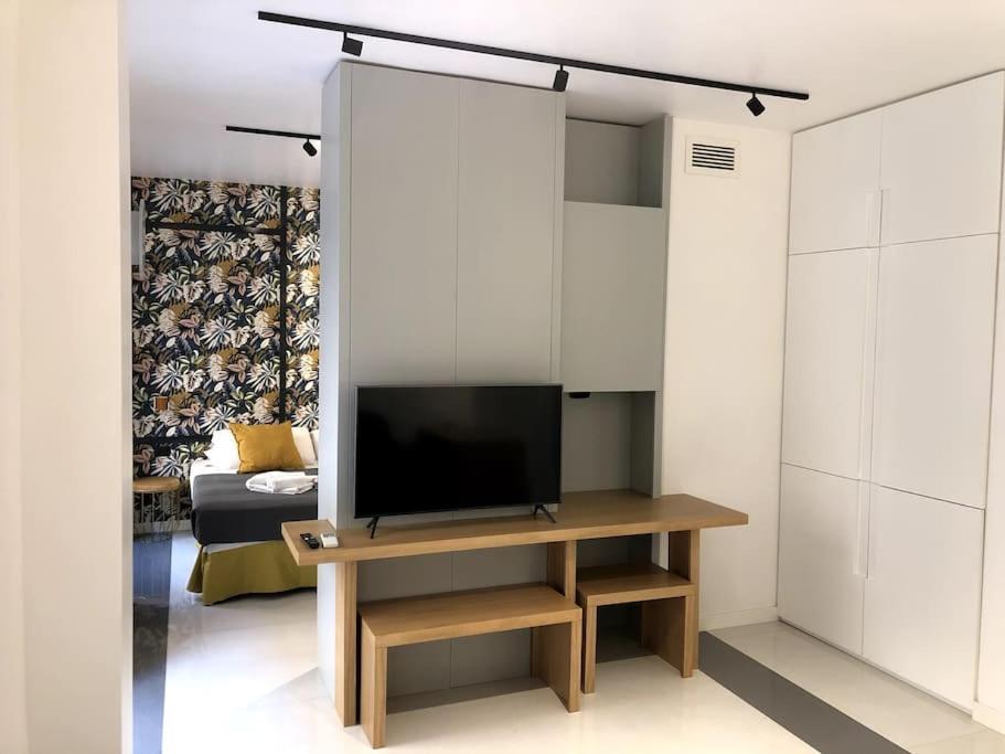 A television and/or entertainment centre at New Vite Apartment