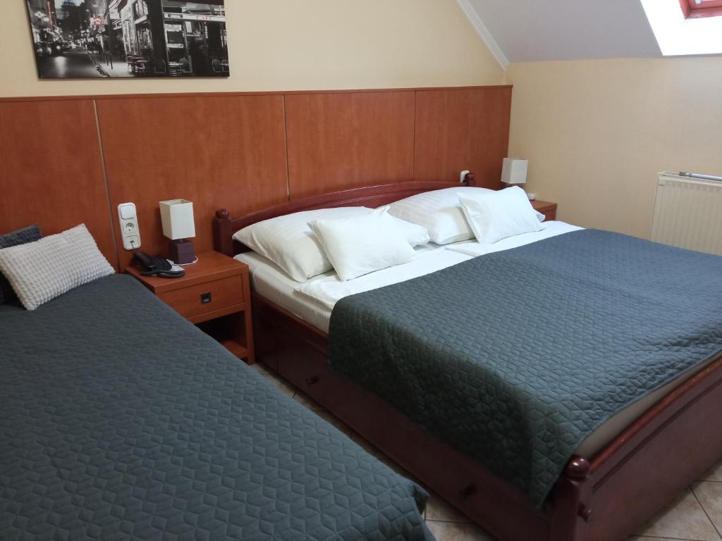 Postel nebo postele na pokoji v ubytování Club Haus 502 Kalocsa