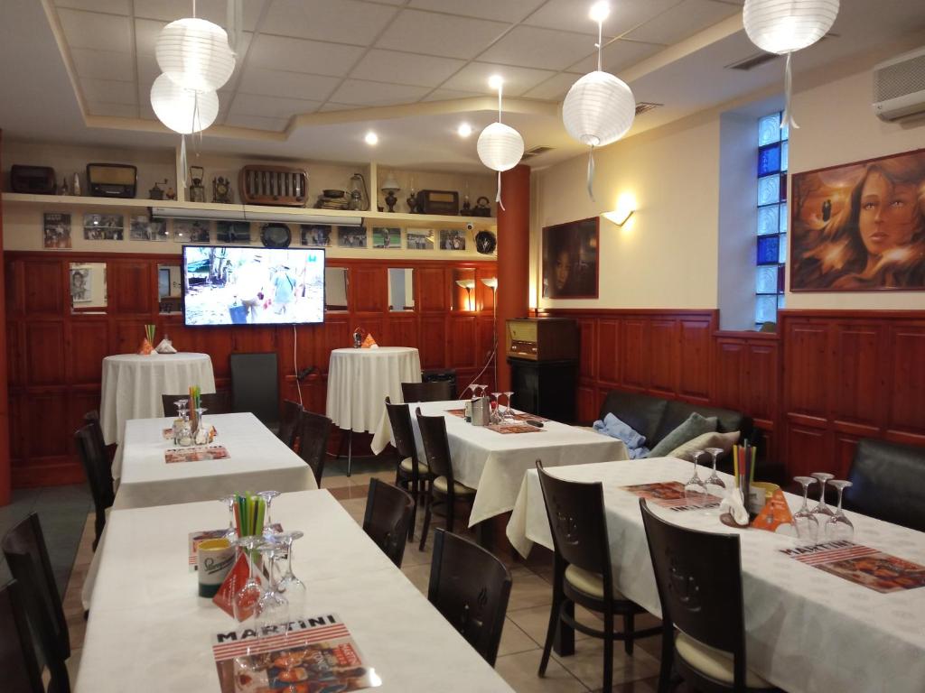 TV a/nebo společenská místnost v ubytování Club Haus 502 Kalocsa