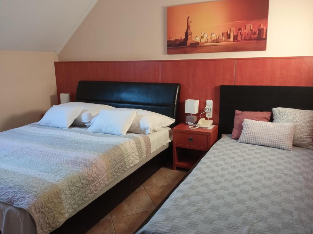 Postel nebo postele na pokoji v ubytování Club Haus 502 Kalocsa