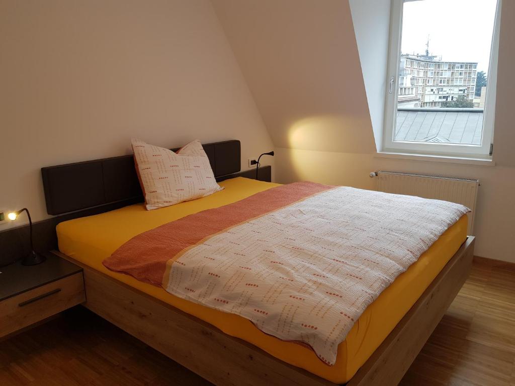 sypialnia z dużym łóżkiem i oknem w obiekcie Hager Apartment 3 w Meranie