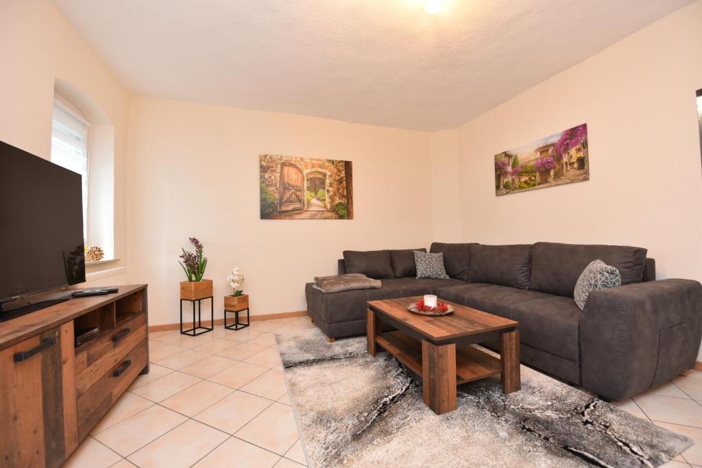 a living room with a couch and a tv at Ferienwohnung Emma in Wetzlar