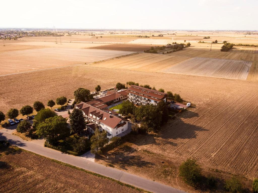 una vista aérea de una casa y un campo en Hotel Birkenhof, en Heidelberg