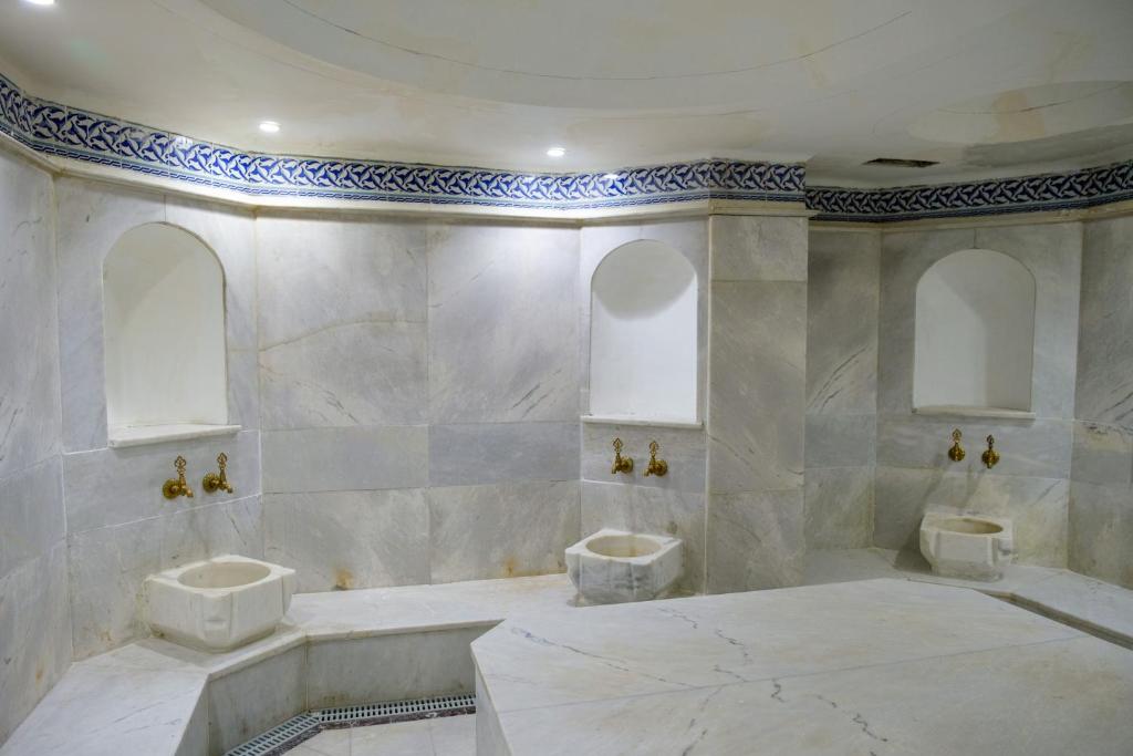 ein Badezimmer mit zwei Waschbecken und zwei Spiegeln in der Unterkunft Mitte Port Hotel Konak Izmir in Izmir