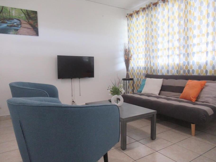 TV a/nebo společenská místnost v ubytování L'hibiscus By Nid'Ouest - Grand T3 - Parking privé