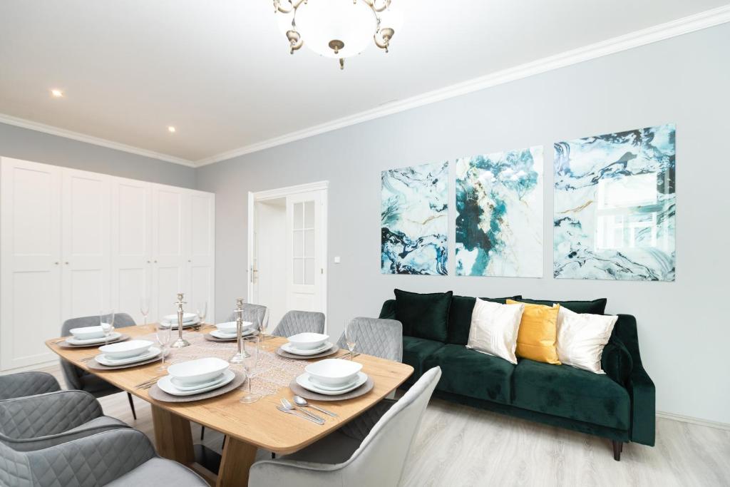 Posezení v ubytování Luxury Central 150m2 Apartment on Wencelas Square with Private Garage