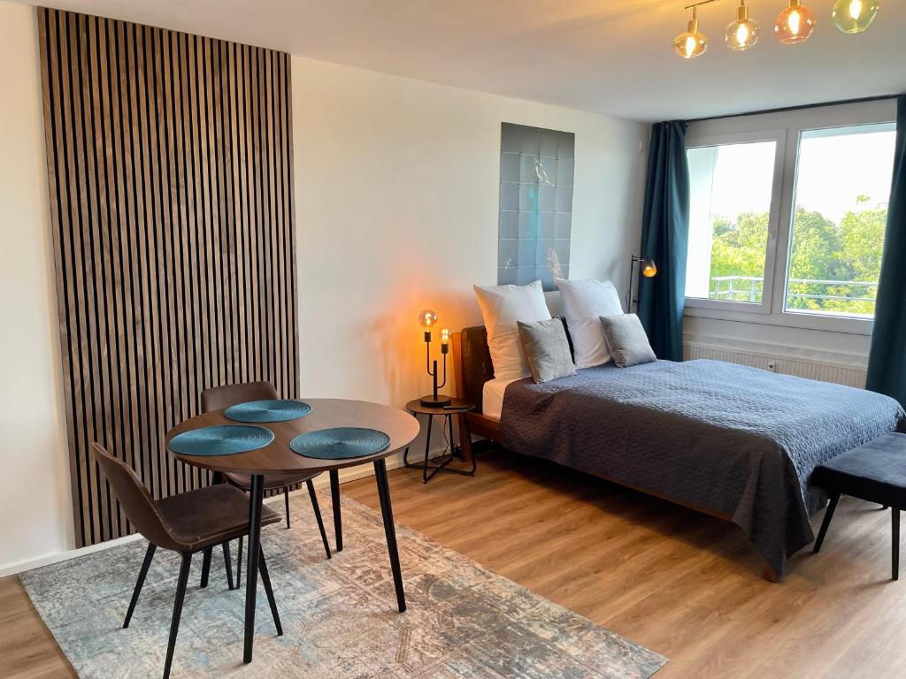 sypialnia z łóżkiem, stołem i oknem w obiekcie River Main I Taunus View I Workplace I Kitchen w mieście Offenbach