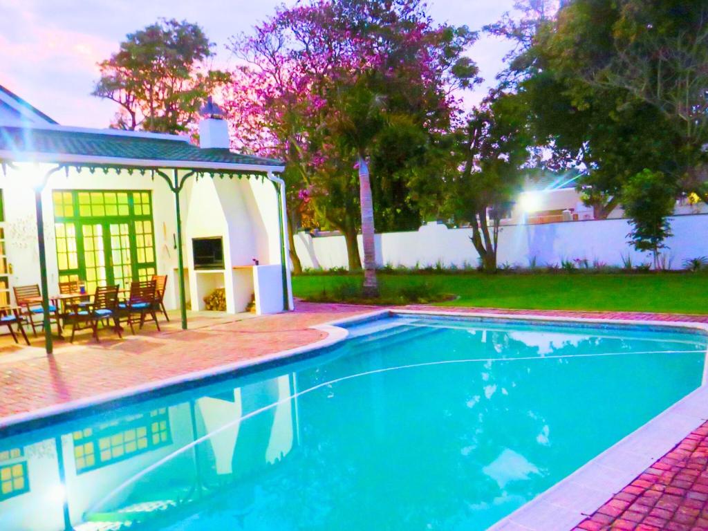 Bazén v ubytování Whistlewood Guesthouse Walmer, Port Eizabeth nebo v jeho okolí