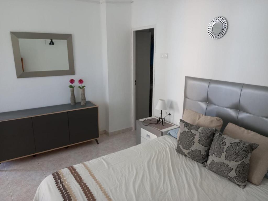 Łóżko lub łóżka w pokoju w obiekcie Centric apartment in Malaga