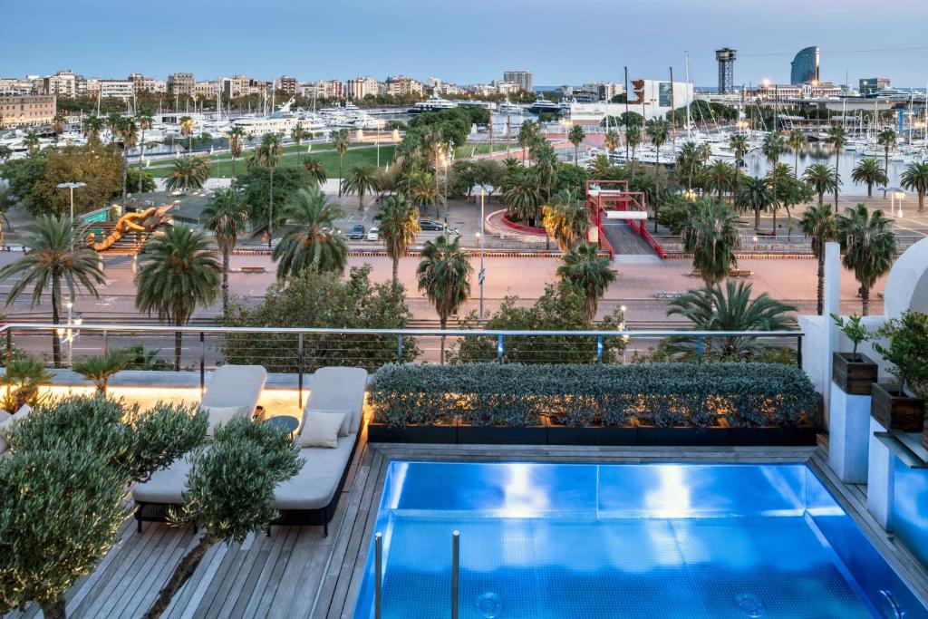 Vom Balkon eines Hotels genießen Sie Poolblick. in der Unterkunft Serras Barcelona in Barcelona