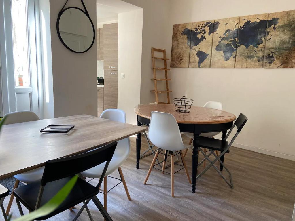 魯貝的住宿－Maison Cosy 10 Personnes 3 SDB proche Lille，一间带桌椅的用餐室