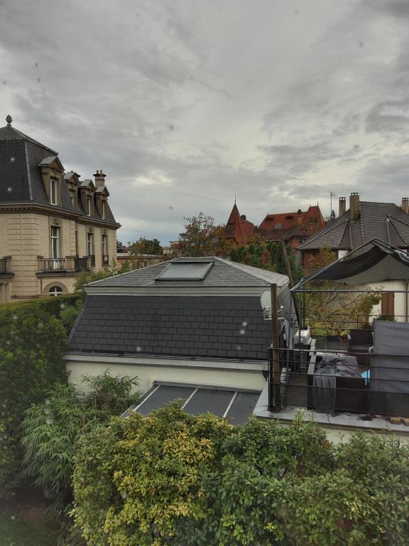 Blick auf ein Haus mit einem Dach in der Unterkunft Le jardin des roses in Colmar