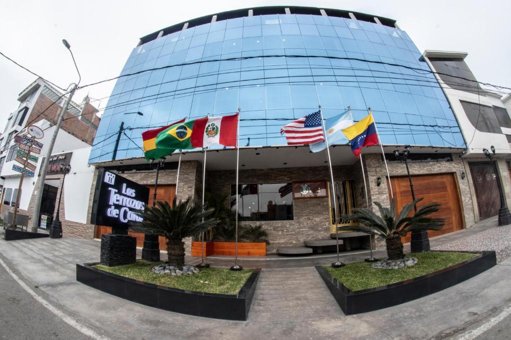 un edificio con banderas delante en Hotel Las Terrazas De Caral, en Barranca