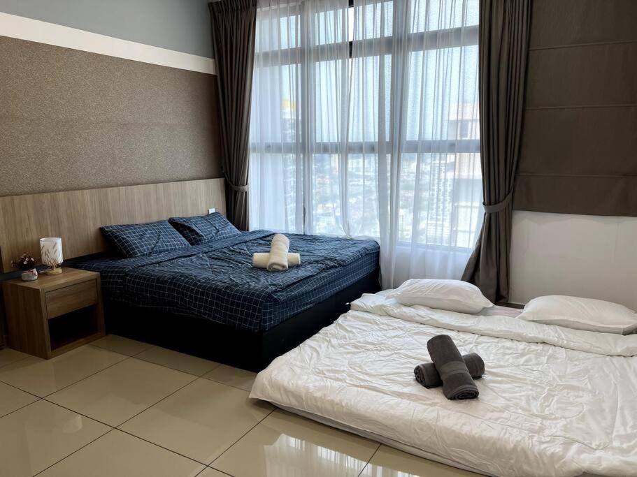 une chambre avec deux lits jumeaux et une fenêtre dans l'établissement 5min to Jonker Walk Town Area by De Avenue Stay, à Malacca