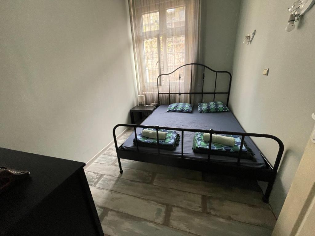 Uma cama ou camas num quarto em Habitat Hostel