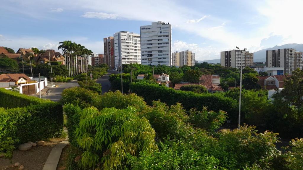 una calle en una ciudad con edificios altos en Apartamento en exclusivo sector de la ciudad, en Los Patios