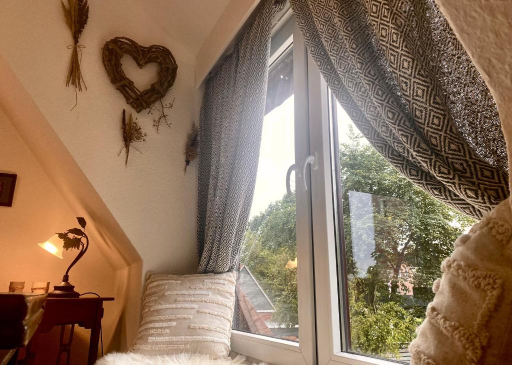 a window in a room with a bed next to a window at 194 Fewo Dat LütjeHuus mit Dachterrasse im ersten Stock in Lütjenburg