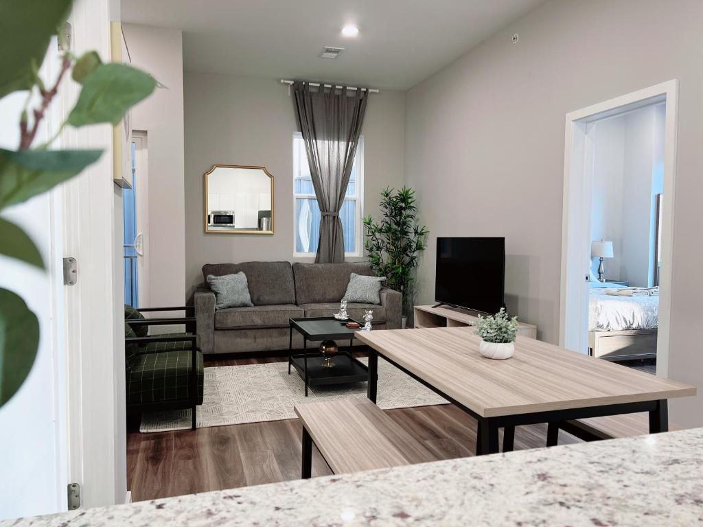 Stay at Luna on Ridge Ave - Two-Bedroom Apartment