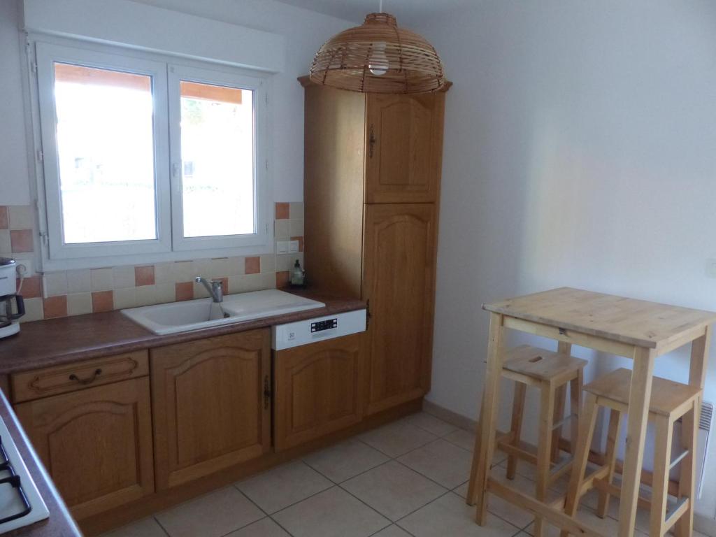 Kuchyňa alebo kuchynka v ubytovaní VILLA AU COEUR DE RONCE LES BAINS 200 mètres de la plage