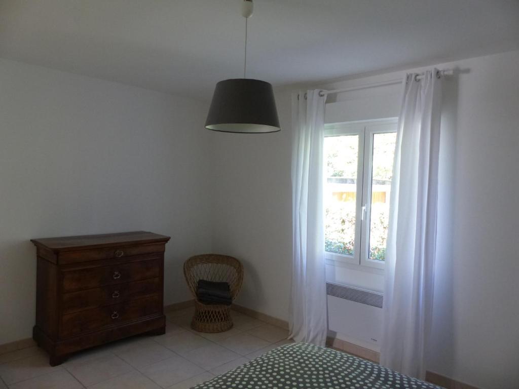Posteľ alebo postele v izbe v ubytovaní VILLA AU COEUR DE RONCE LES BAINS 200 mètres de la plage