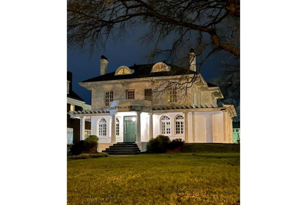 Grand Old White Capitol View - Housity