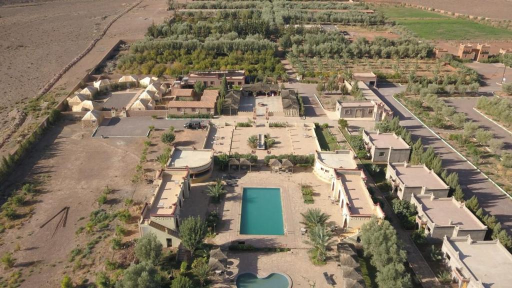 瓦爾扎扎特的住宿－Dar Alfourssane Ferme d’hôte，享有带游泳池的房屋的空中景致