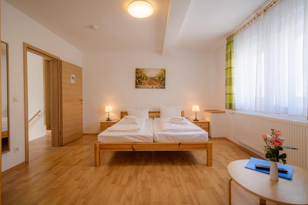 Postel nebo postele na pokoji v ubytování Hotel ZUM ENGEL in Speyer - Römerberg