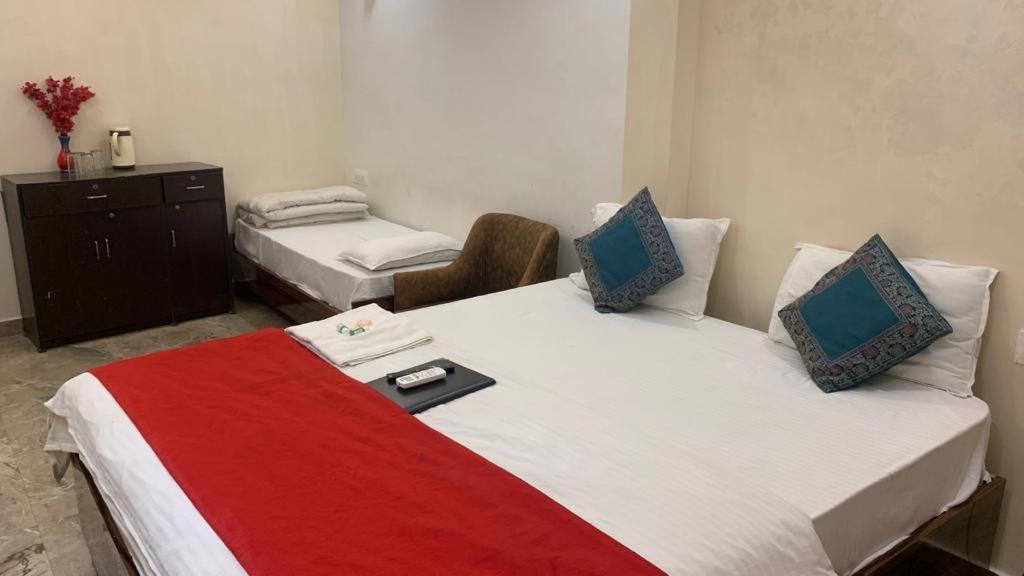 Postel nebo postele na pokoji v ubytování Hotel Ashoka Ganages
