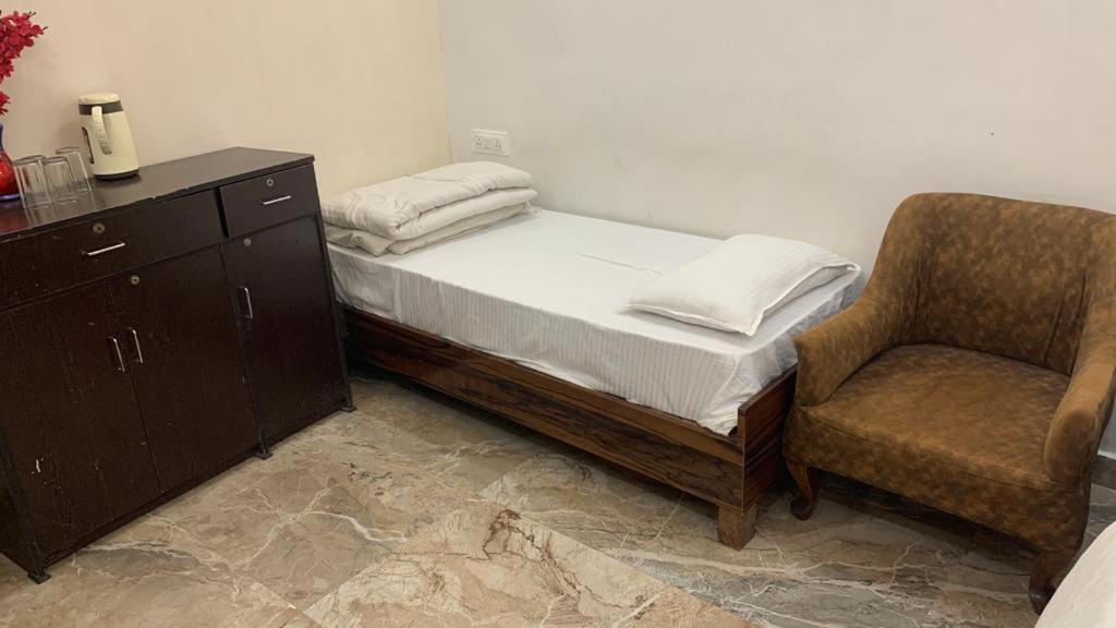 Postel nebo postele na pokoji v ubytování Hotel Ashoka Ganages