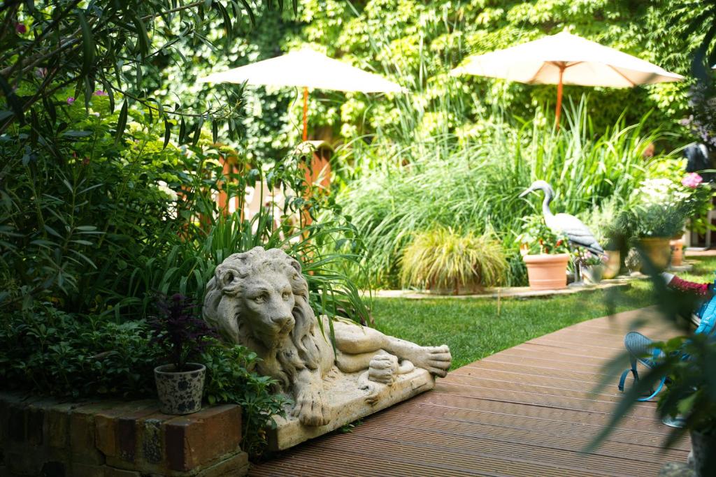 THE GATE GARDEN Hotel - Resim 19