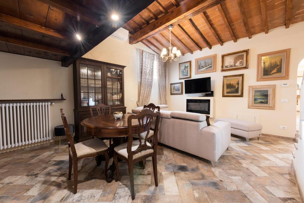 uma sala de estar com uma mesa e um sofá em Casa Griselda em Florença
