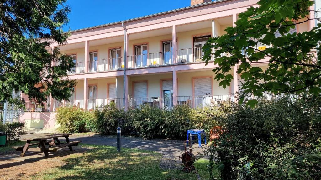 un edificio con una mesa de picnic delante de él en AUBERGE DE JEUNESSE, en Colmar