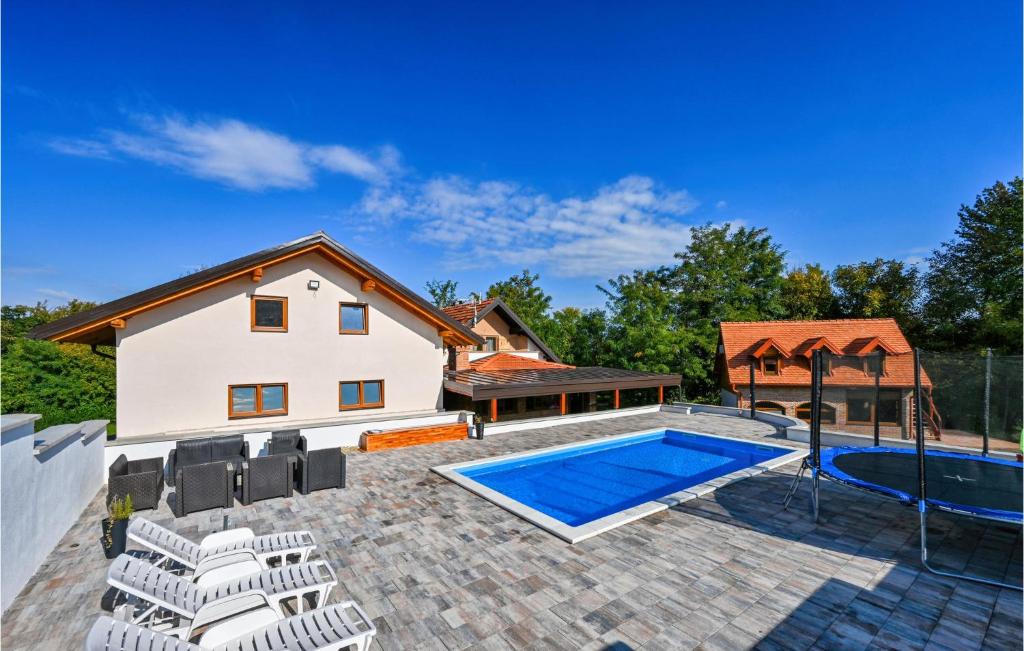 The swimming pool at or close to Pet Friendly Home In Vinogradi Ludbreski With Kitchen