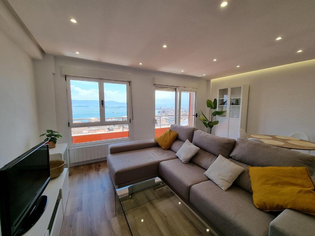 un soggiorno con divano e TV a schermo piatto di C01A01 Apartamento Moderno con vistas al mar a Santander