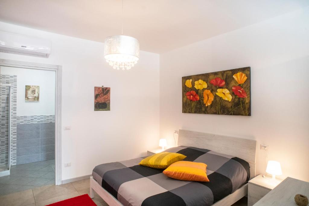 una camera da letto con un letto e un dipinto sul muro di DiMora RIccaFrida - Luxury Home - a Prato