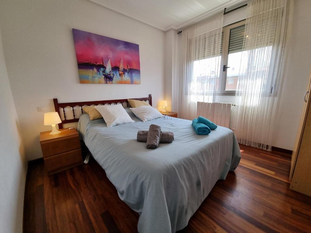 sypialnia z łóżkiem i dwoma ręcznikami na nim w obiekcie C01A03 Precioso apartamento Santander w mieście Santander