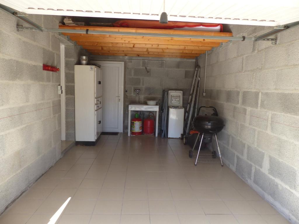 Kuchyňa alebo kuchynka v ubytovaní VILLA AU COEUR DE RONCE LES BAINS 200 mètres de la plage